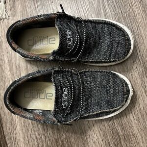 Black and white heathered Hey Dude youth shoes